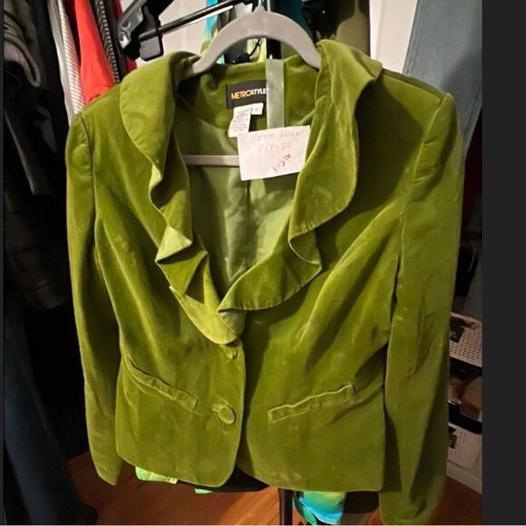 sz 6, Apple Green velour blazer ruffle collar 20" P2P Metrostyle - Picture 1 of 4